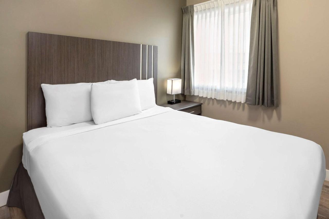 Econo Lodge Принс-Джордж Екстер'єр фото